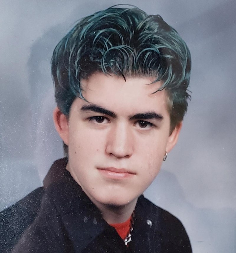 3. "Moji roditelji nisu bili presretni što sam obojio kosu dan prije slikanja, ali mojoj baki to nije bilo bitno. Zapravo još uvijek ovu moju sliku ima na zidu u sobi"