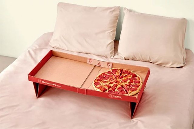 10. Kutija za pizzu s nogama - idealno za uživanje dok gledate film
