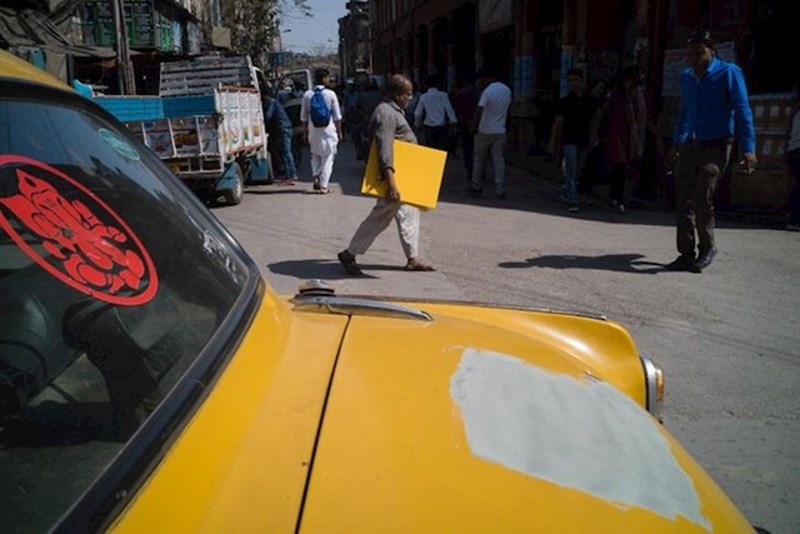 Ovaj čovjek izgleda kao da nosi ovaj dio auta koji nedostaje.