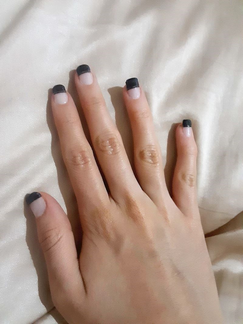 9. "Htjela sam neku verziju francuske manikure, ali s crnim lakom. Pogledajte kako mi je obojila nokte. Umirem od smijeha!"