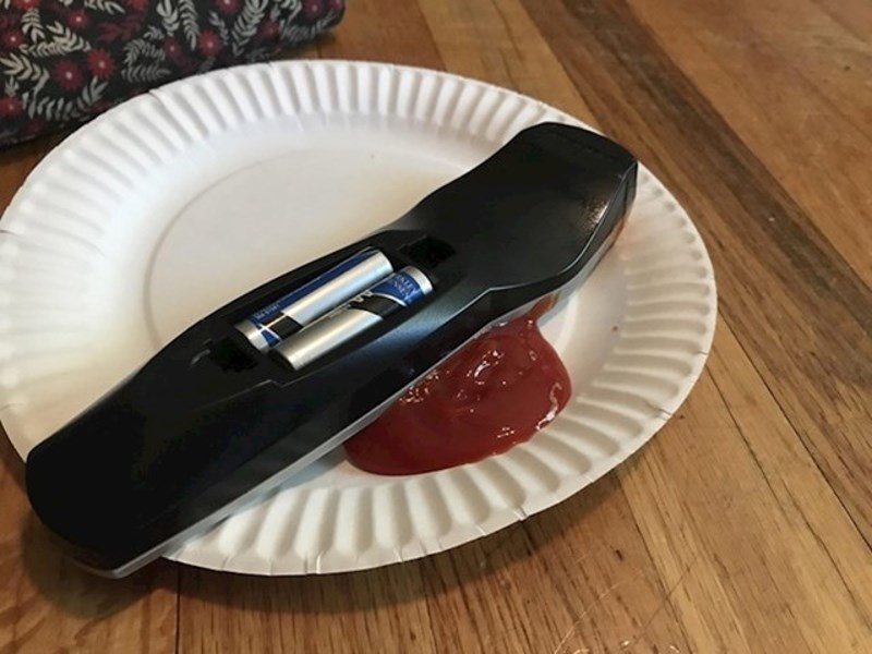 Nije pazio, daljinski mu je pao u ketchup.