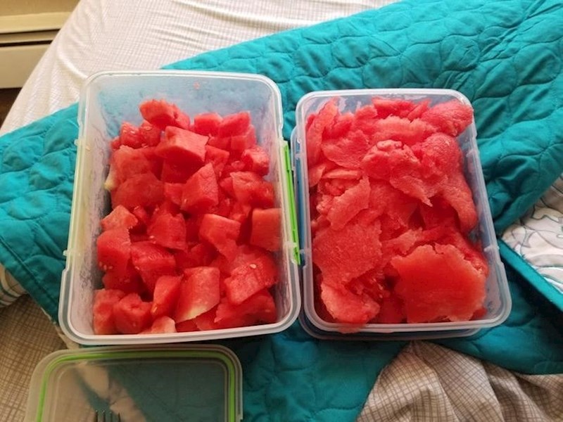 "Zamolila sam ga da do kraja odreže lubenicu. U lijevoj posudici je ono što sam ja rezala, a u desnoj ono što je on"