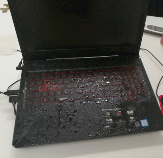 "Vratio sam se doma i vidio da mi je laptop mokar, a onda sam shvatio da sam ostavio otvoren prozor, a padala je kiša"