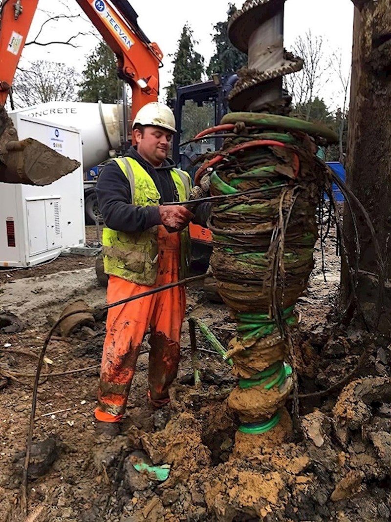 Bušili su rupu pa tek kasnije shvatili da su u zemlji bili razni kablovi...