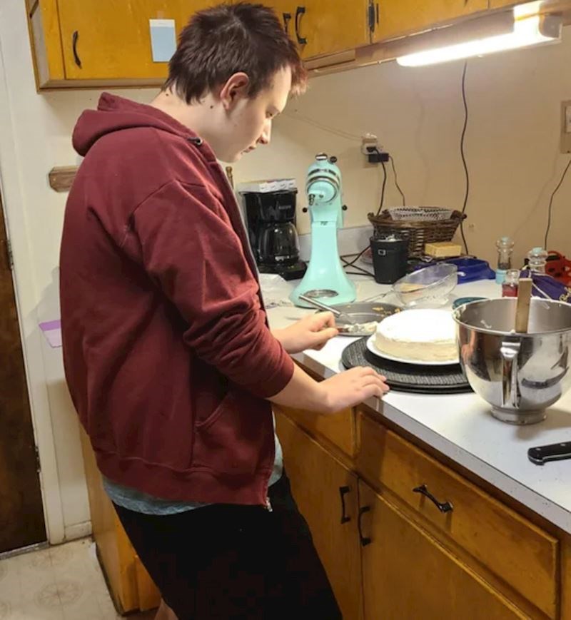 13. "Iako pola dana radi, a drugu polovicu studira, moj sin mi je odlučio napraviti tortu za rođendan"