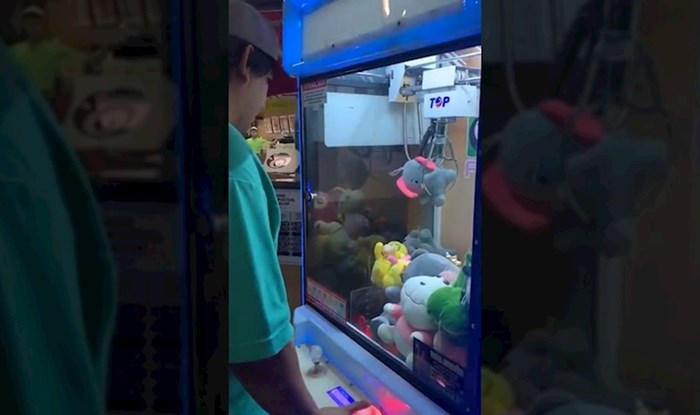 Video: Na automatu s igračkama uhvatio slona, a na kraju ga je dočekalo pravo iznenađenje