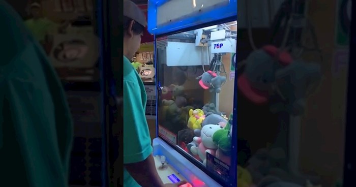 Video: Na automatu s igračkama uhvatio slona, a na kraju ga je dočekalo pravo iznenađenje