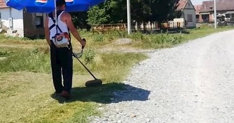 Fotka tipa koji kosi travu nasmijala je i oduševila ljude na Fejsu, morate vidjeti njegov "trik"