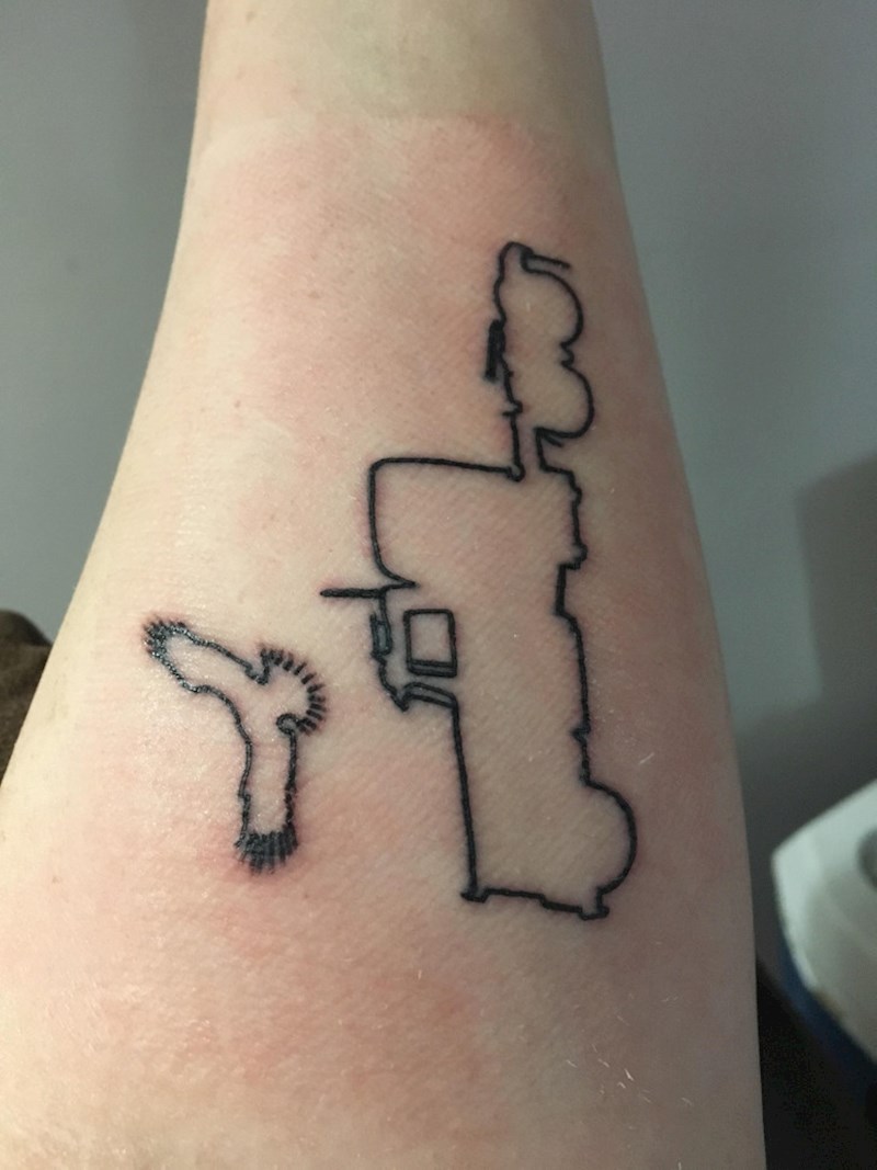 6. "Ovo je posebna tetovaža u uspomenu na tatu. Bio je vozač kamiona i jako je volio orlove, sve sam to odlučila tetovirati"