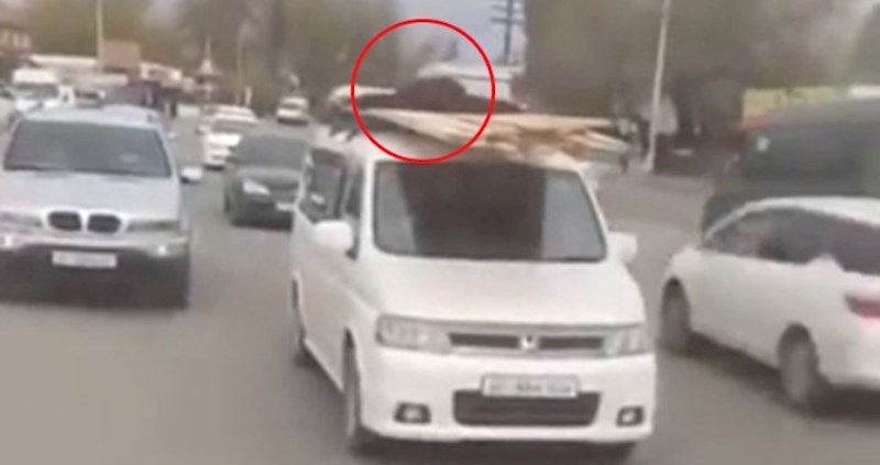 Ljudi su snimili bizarnu scenu u prometu, pogledajte kako je netko "osigurao" materijal na krovu