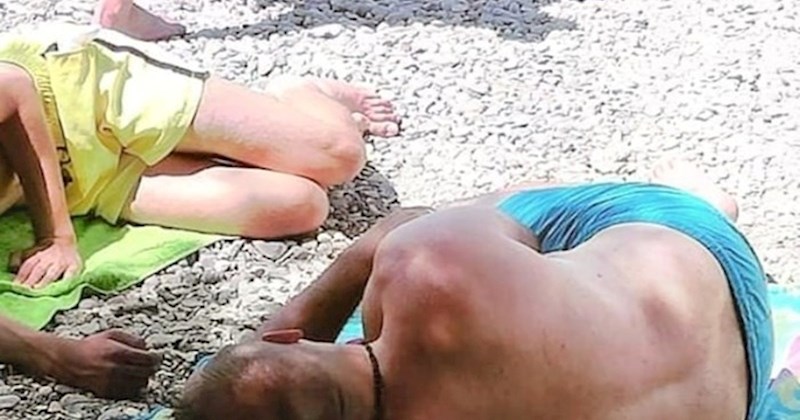Morate vidjeti što je lik snimljen kako spava na plaži iskoristio umjesto jastuka, ovo je hit