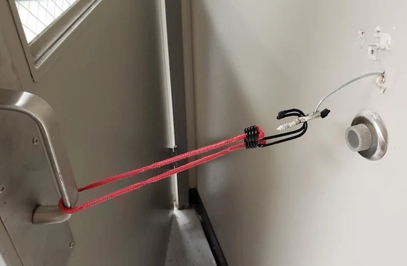 6. Ovako su osigurali da vrata ostanu otvorena