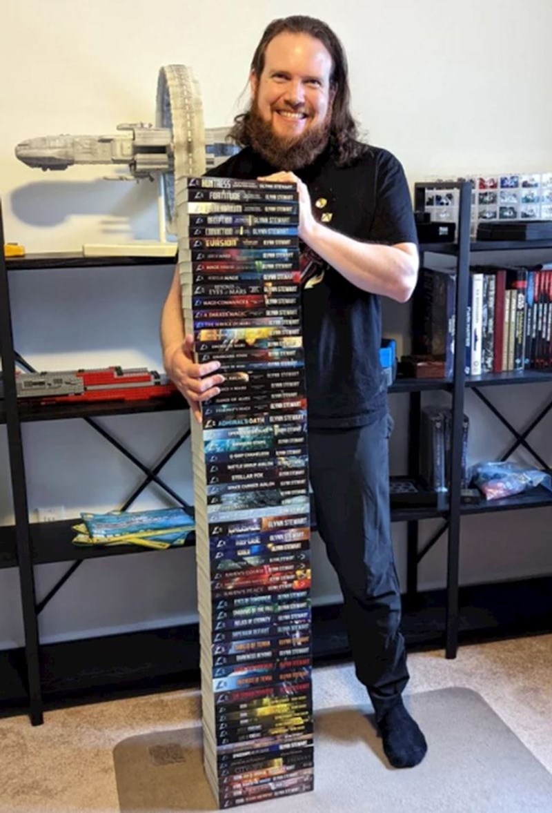 6. Muškarac je pozirao sa svim knjigama koje je napisao, koliko je samo sretan!