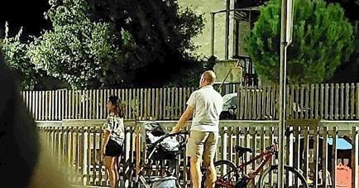 Tip vozio dijete u kolicima na "moderan" način, fotka je ubrzo postala hit na Fejsu