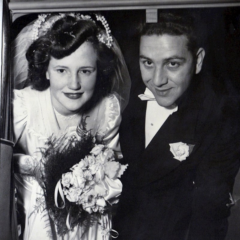 5. "Ovo je možda jedina slika koju imam od djeda i bake. Nastala je na dan njihova vjenčanja 1949. godine!"