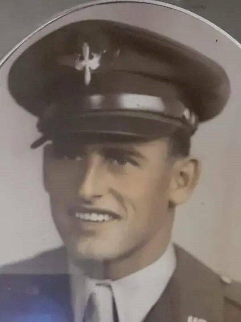 "Fotografija mog djeda tijekom Drugoga svjetskog rata. Bio je dio Ratnog zrakoplovstva SAD-a"