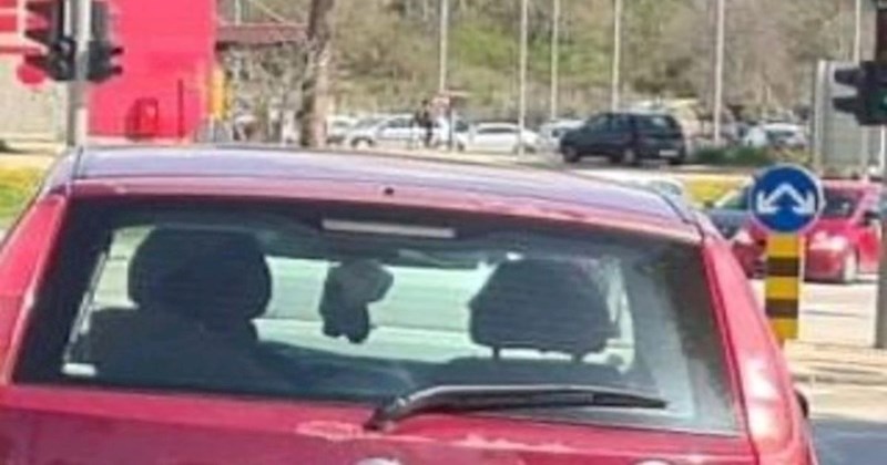 Tip iz Zadra na auto je zalijepio pomalo čudnu naljepnicu i postao hit na Fejsu, morate vidjeti