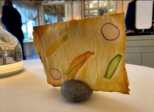 13. Jedan restoran krekere poslužuje u kamenu