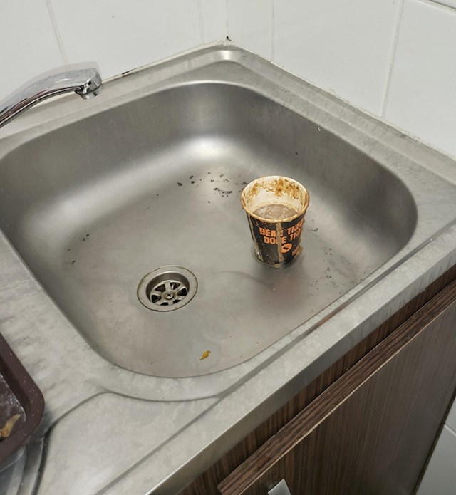 14. "Netko je na poslu ostavio ovu papirnatu čašu u sudoperu umjesto da je baci u smeće..."