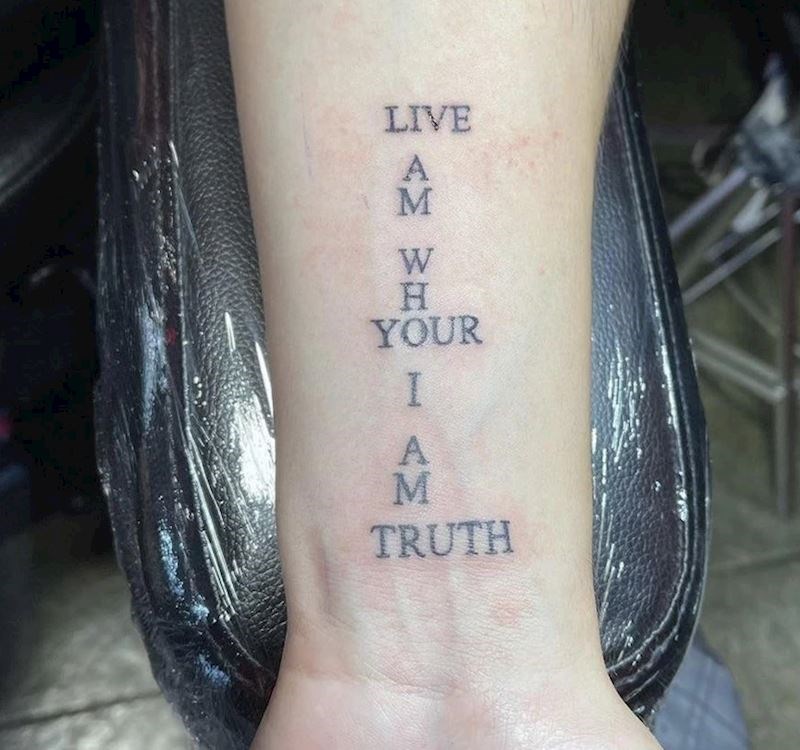 "Prijatelja su ovako tetovirali i dugo nisam bio zbunjeniji. Nemam pojma što bi sve ovo trebalo značiti, ali znam da je netko pogriješio"