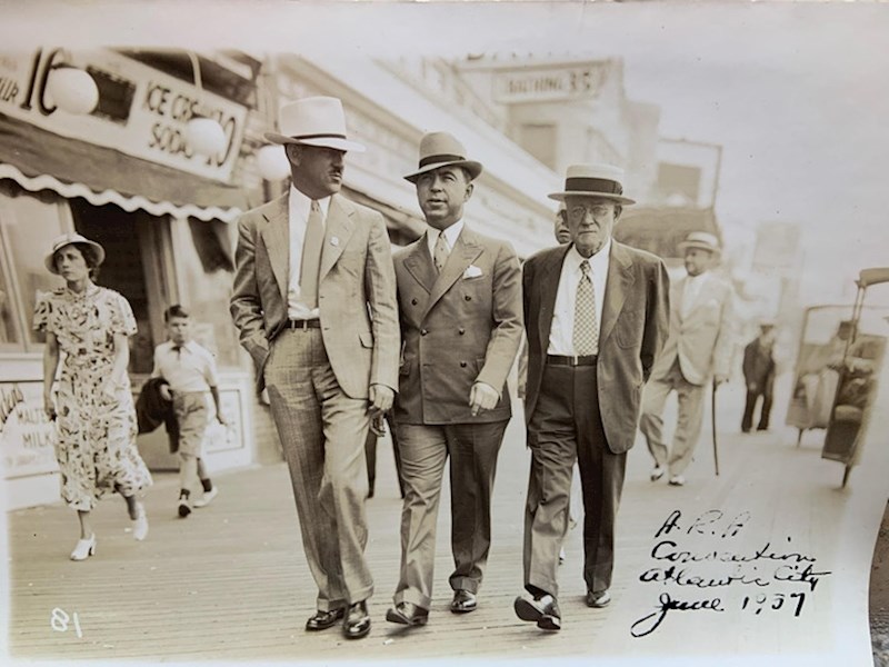 12. "Ova ikonska fotografija nastala je davne 1937. godine. Moj djed je muškarac u sredini"