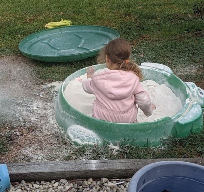 "Tražila me da sakrijem njezine lutke, nije rekla gdje, ali je uvjerena da su u pješčaniku. Sad sav pijesak izbacuje na travu."