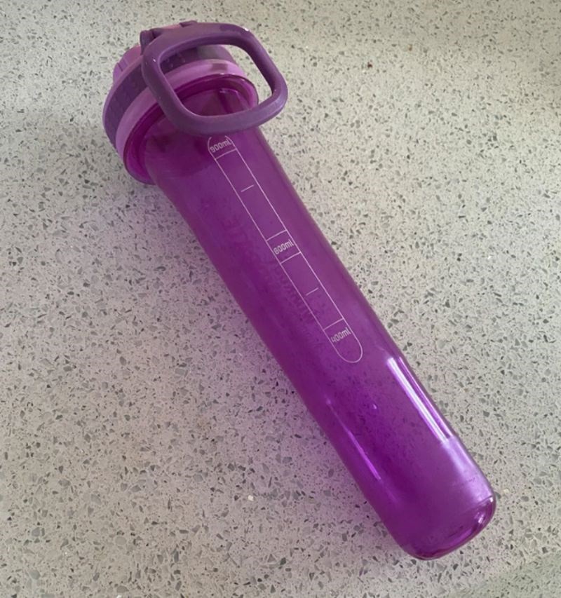 6. "Stavila sam bocu za vodu u perilicu i jako se smanjila tijekom pranja. Nisam uopće znala da je to moguće..."