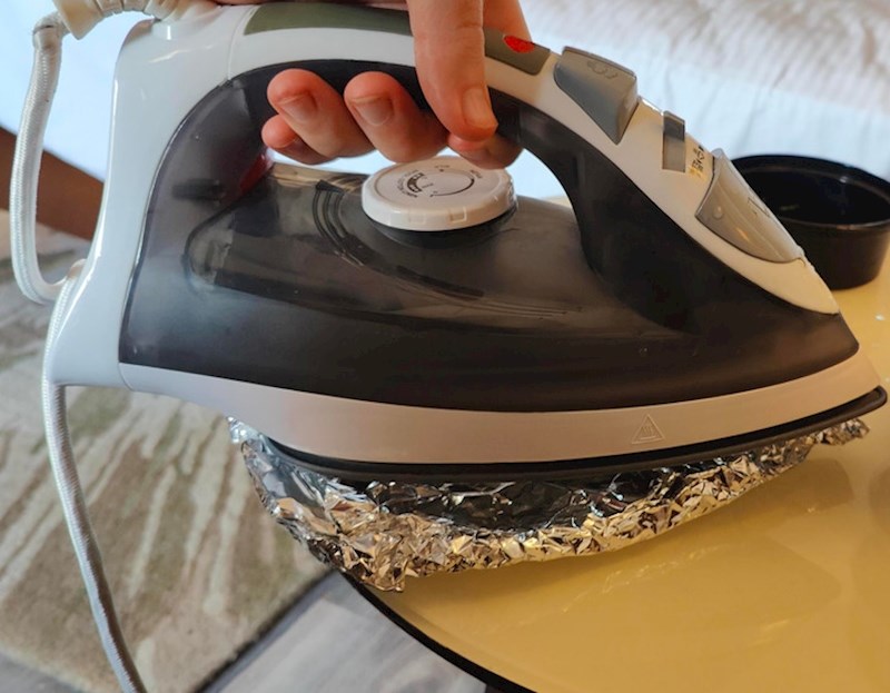 5. "Evo ideje kako ugrijati nešto u hotelu. Samo iskoristite glačalo"