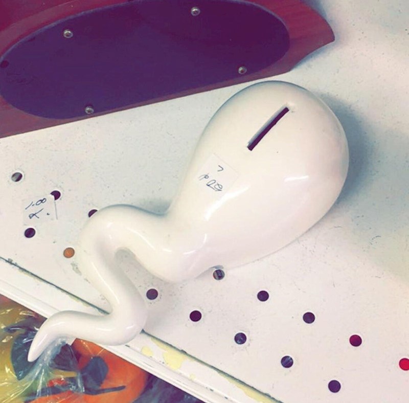 1. Netko je snimio neobičnu kasicu u trgovini