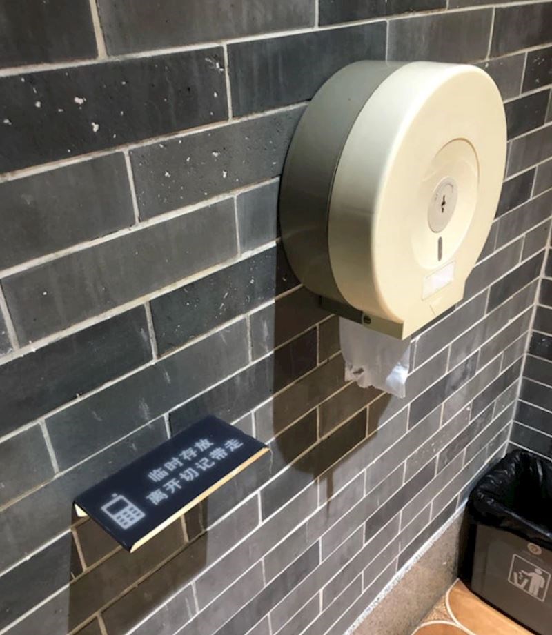 9. Toalet u kojem postoji posebno mjesto za odložiti mobitel