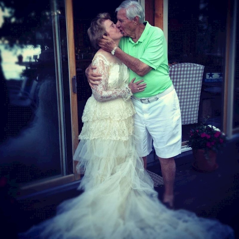 "Moja baka još uvijek stane u vjenčanicu nakon 60 godina. Ne mogu vam opisati pogled koji je moj djed imao kada ju je ponovno vidio u vjenčanici"