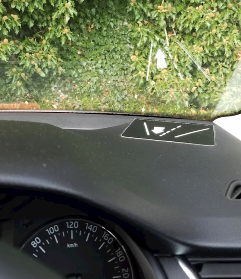 "Unajmili smo auto u Irskoj i primijetili da je u autu naljepnica koja podsjeća na kojoj strani ceste treba voziti automobil"