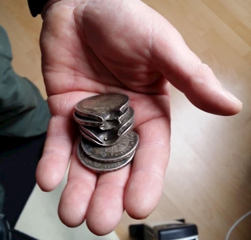 1. "Ovi su sretni novčići mog pradjeda. Spasili su mu život dok se borio tijekom Prvog svjetskog rata."