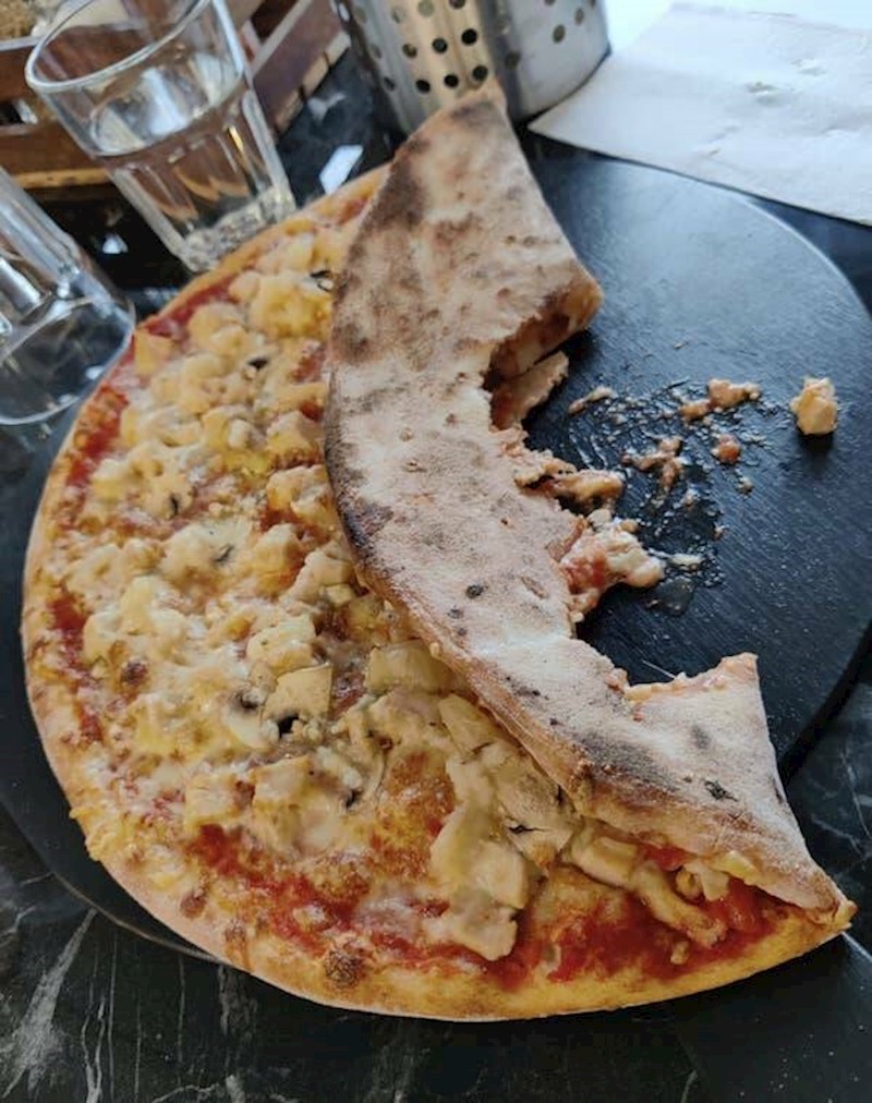 "Moja djevojka ima "poseban" način na koji jede pizzu..."