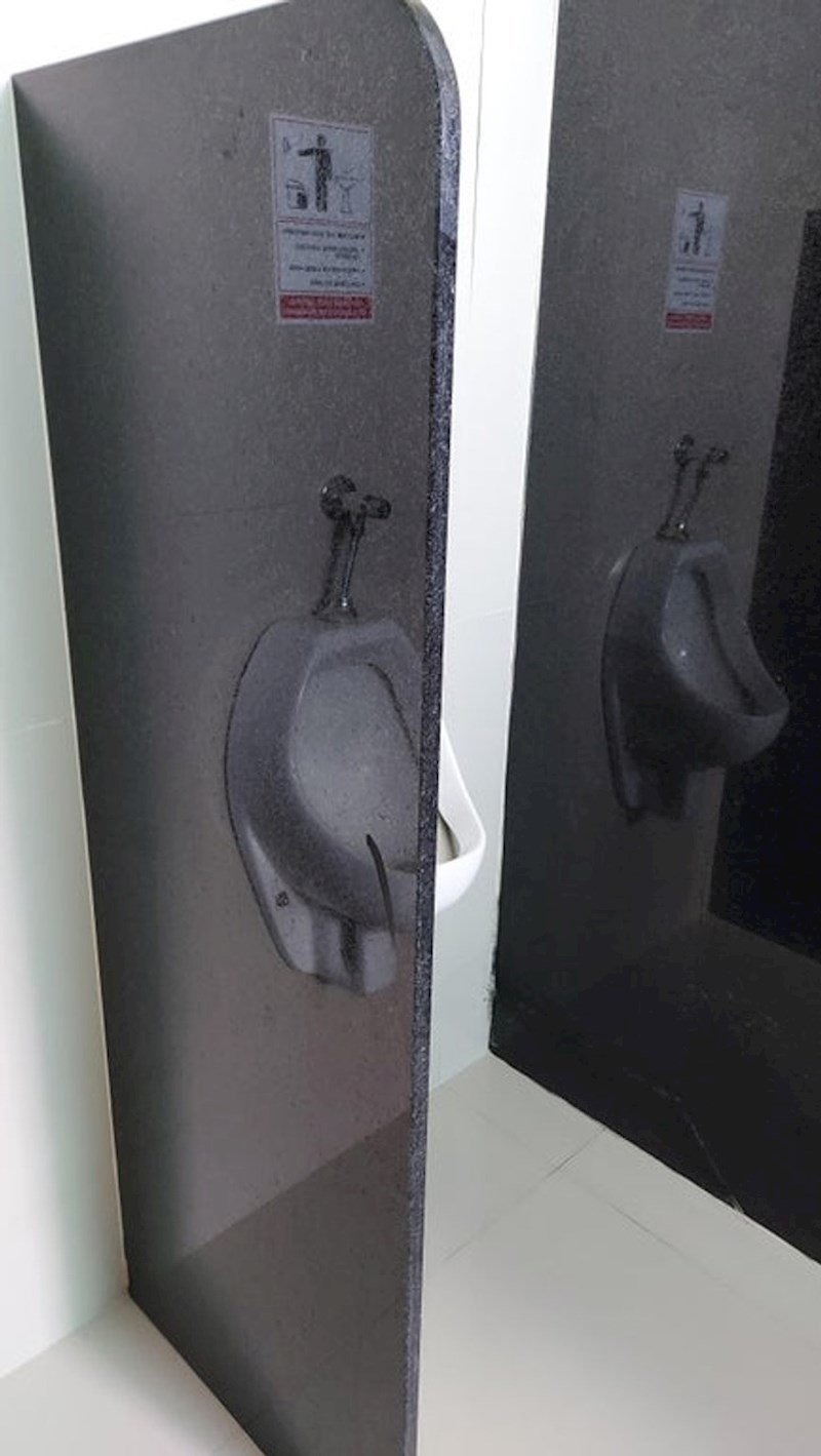 8. Ono kad je sve u zahodu toliko čisto da izgleda kao da su ploče prozirne