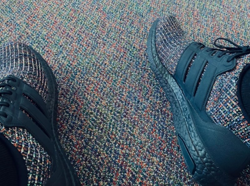 Tenisice i tepih imaju isti uzorak.