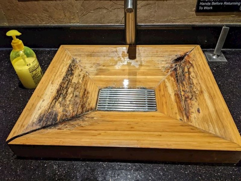 Izgled umivaonika od drva u jednom restoranu