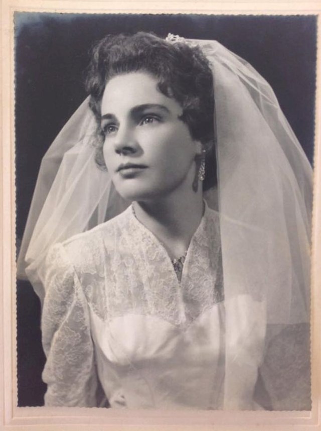"Ova predivna fotografija moje bake nastala je 1954. godine na njezin dan vjenčanja. Bila je prava ljepotica!"