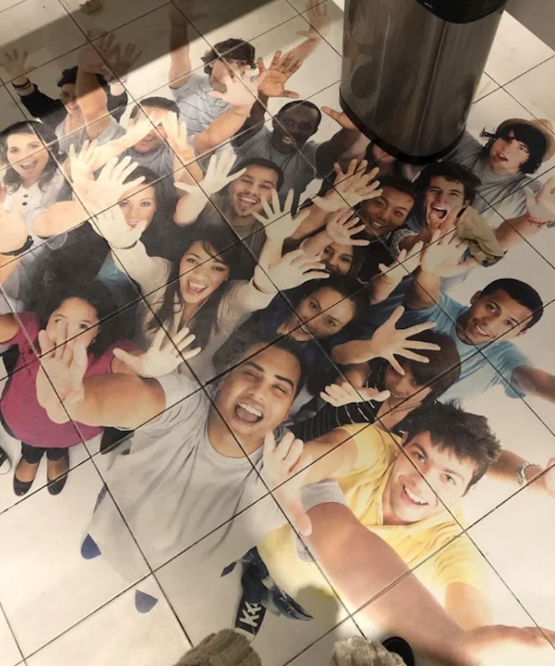 5. "Netko je stvarno mislio da je dobra ideja napraviti ovakav pod u wc-u."