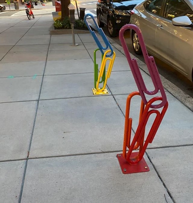 Stalci za bicikle dizajnirani kao šarene spajalice u Washingtonu.