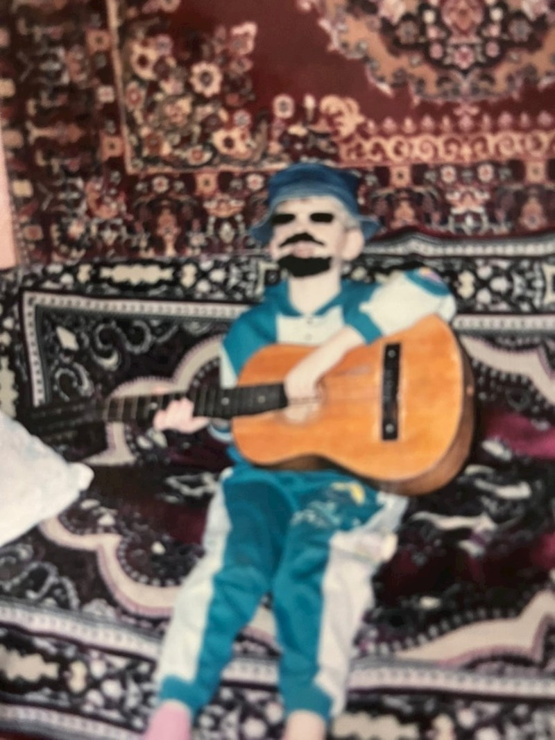 "Ja dok sam se pretvarao da sam bogati glazbenik s očito, jako crnom bradom i brkovima"