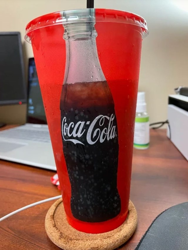 15. Kako osoba pije piće, tako se i "prazni" coca cola.