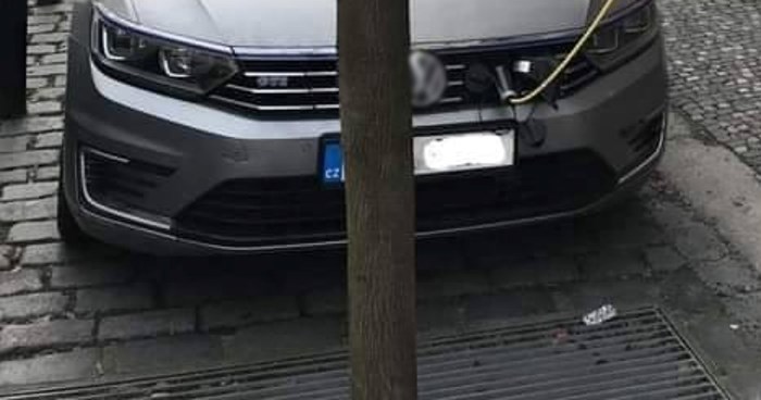 Fotka neobičnog punjenja električnog auta u Pragu nasmijala tisuće, odmah će vam biti jasno zašto