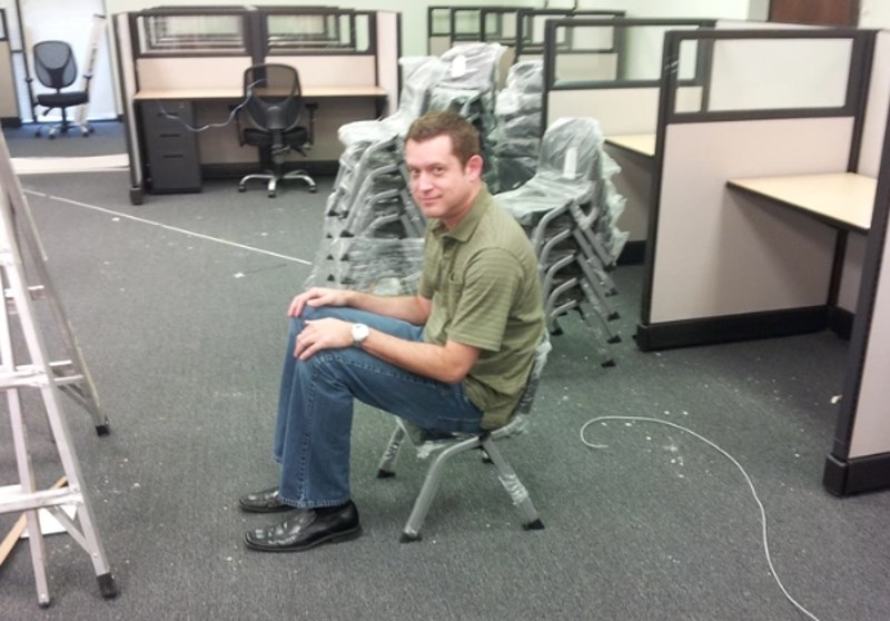 "Šef je naručio novce stolce za salu za sastanke, mislim da je super odabrao."