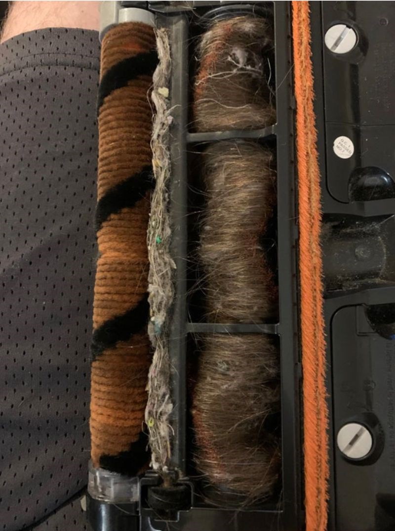 "Žena mi se požalila da ne radi usisvač pa sam išao pogledati u čemu je problem i vidio ovo. Baš se pitam zašto ne radi kako treba."