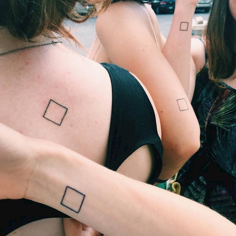 "Prijateljice i ja smo odlučile napraviti iste tetovaže, jedna strana kvadrata predstavlja svaku od nas"