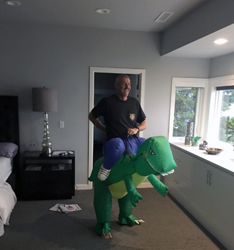 5. "Tata si je kupio kostim."