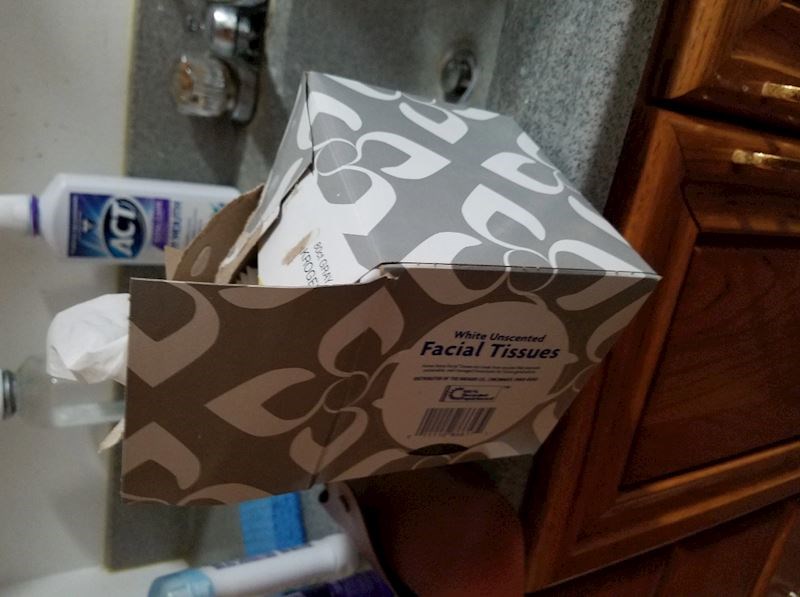 5. "Moj dečko ovako koristi maramice u kutiji, on je vjerojatno jedini koji to radi na ovako čudan način"