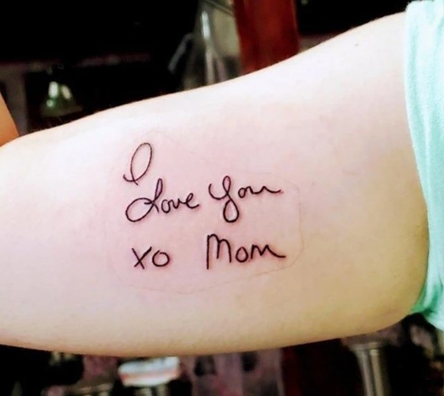 "Moja mama je imala prelijep rukopis, nakon što je preminula prošle godine, tetovirala sam njezin potpis koji se nalazio na kraju svake poruke."
