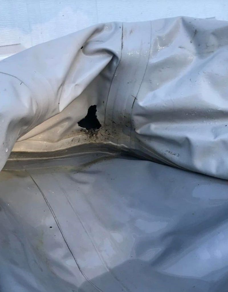 4. "Tek je drugi dan putovanja, a već smo uništili čamac."